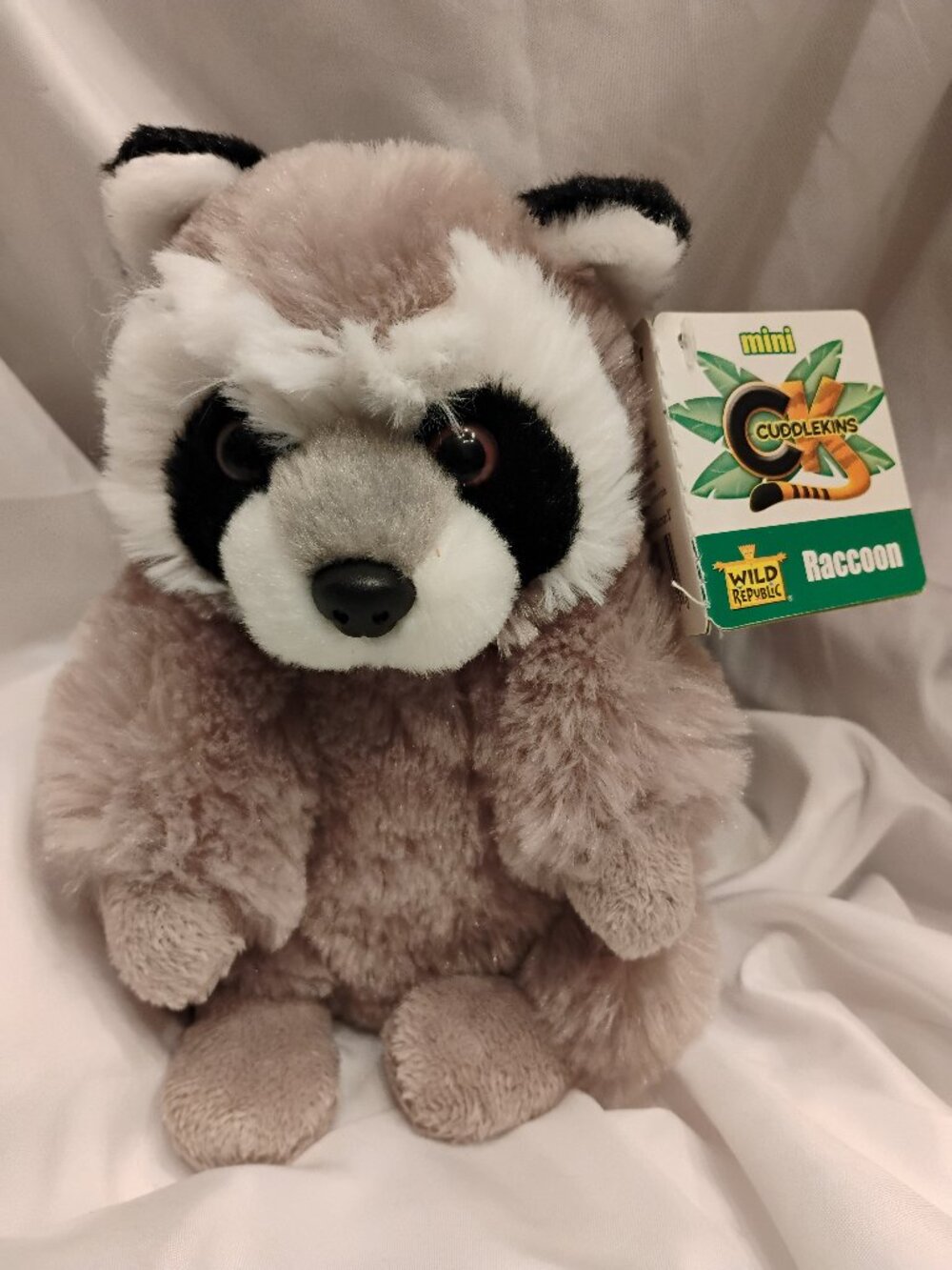 WILD REPUBLIC RACOON 9" STUFFED ANIMAL